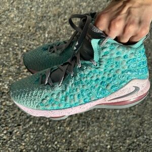 Nike LeBron James XVII 17 GS South Beach Miami Vice Kids Basketbal Shoe Size 7y